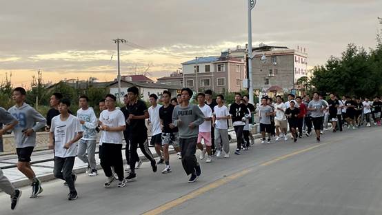 一群人走在路上描述已自动生成