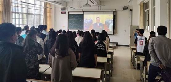 一群人在房间里描述已自动生成
