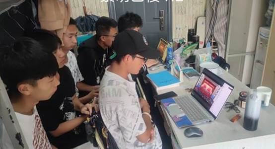 图片包含 室内, 电脑, 游戏机, 桌子描述已自动生成